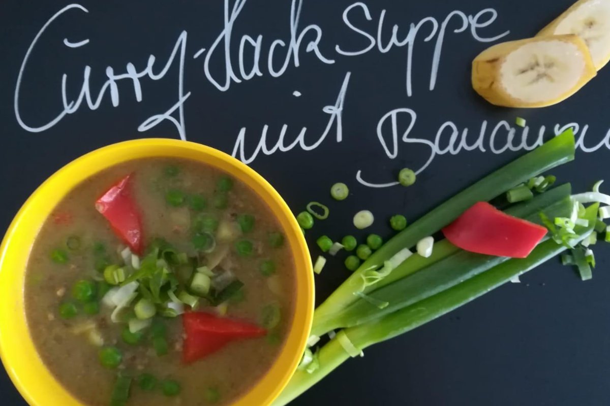 Curry-Hacksuppe mit Bananen