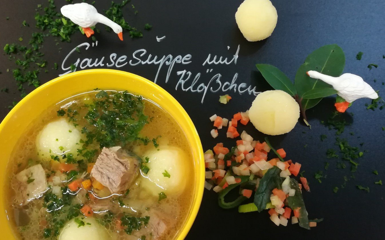 Gänsesuppe mit Klößen