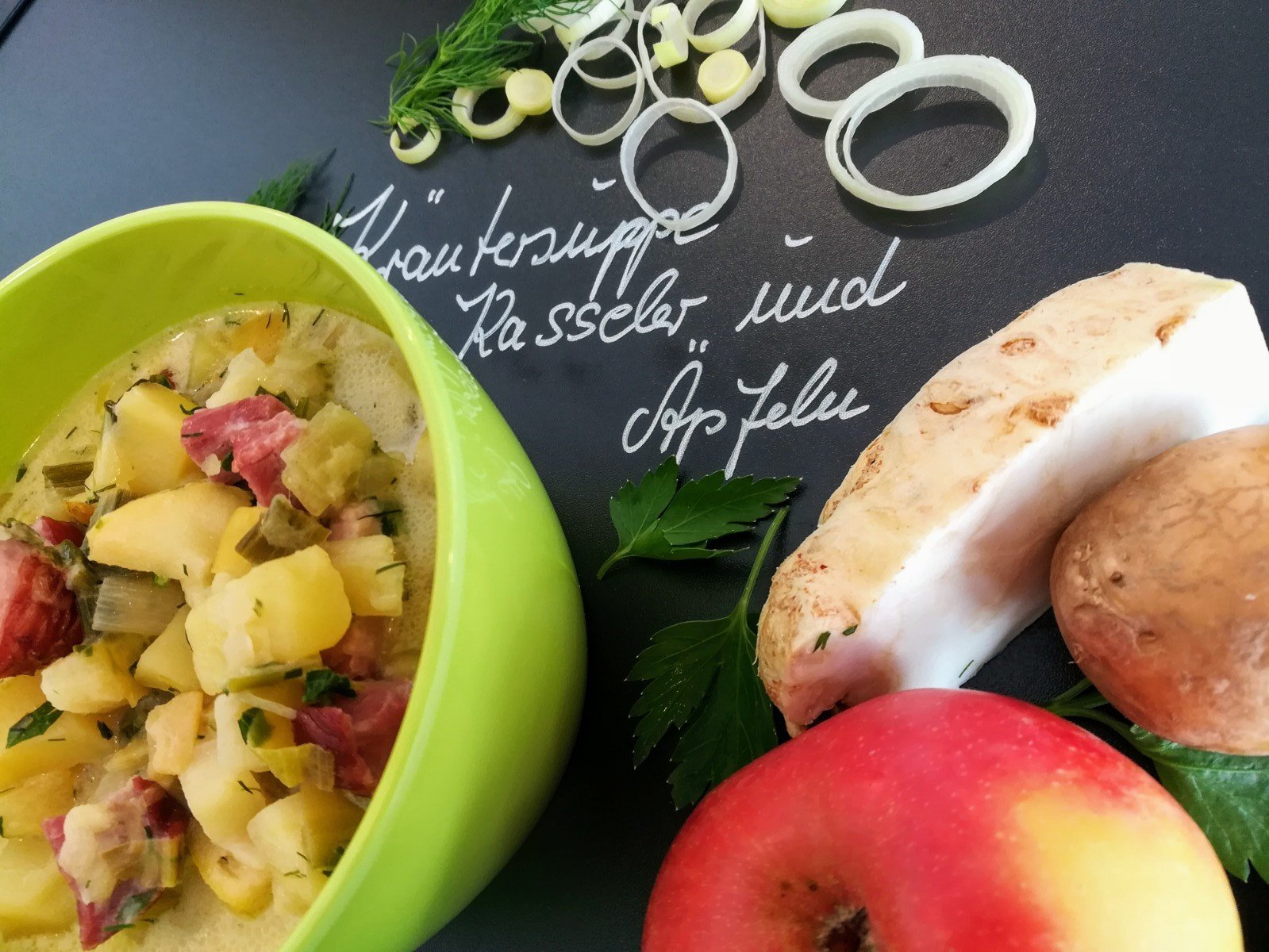 Kräutersuppe mit Kasseler und Äpfeln