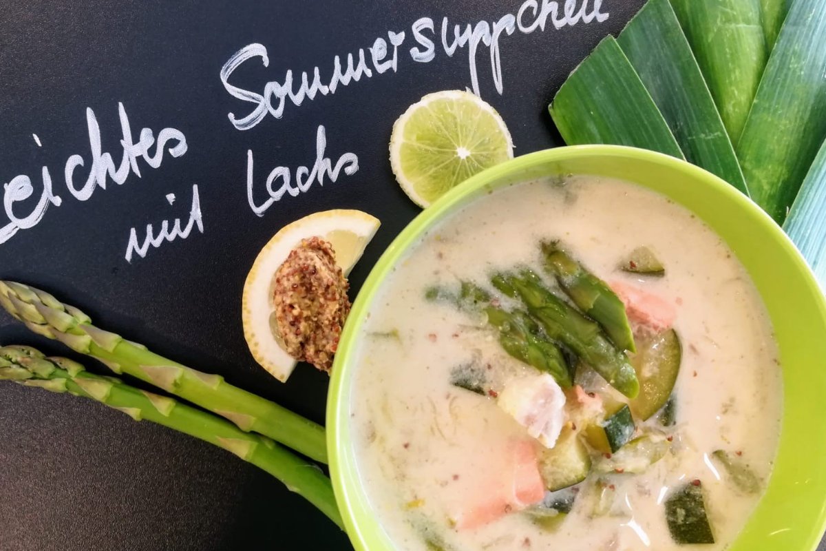 Sommersuppe mit Lachs