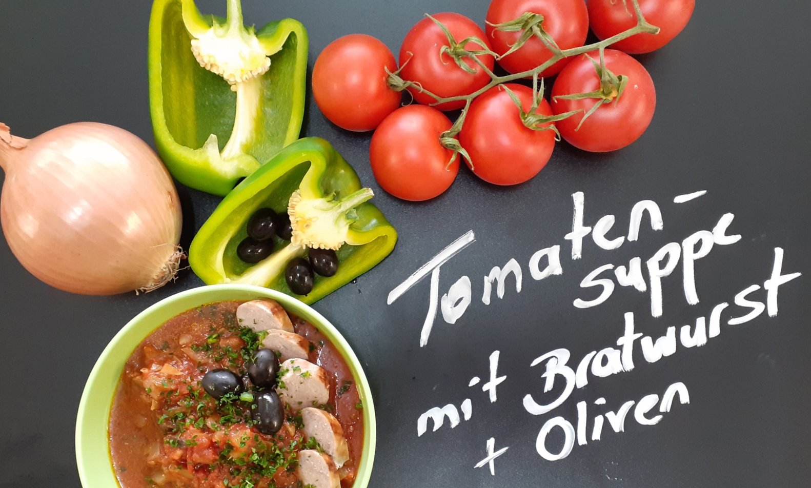 Tomatensuppe mit Bratwurst und Oliven