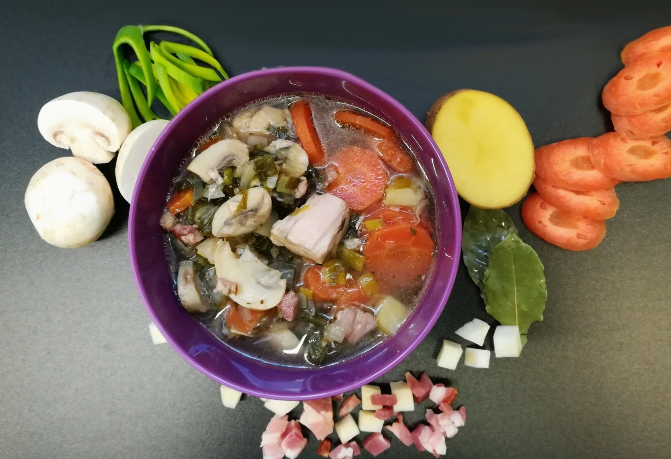 Waldpilzsuppe mit Huhn