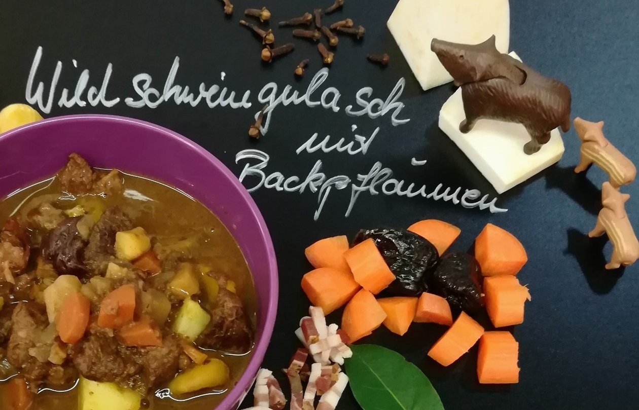 Wildschweingulasch m Backpflaumen